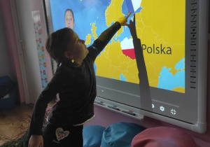 Róża pokazuje Finlandie na mapie.